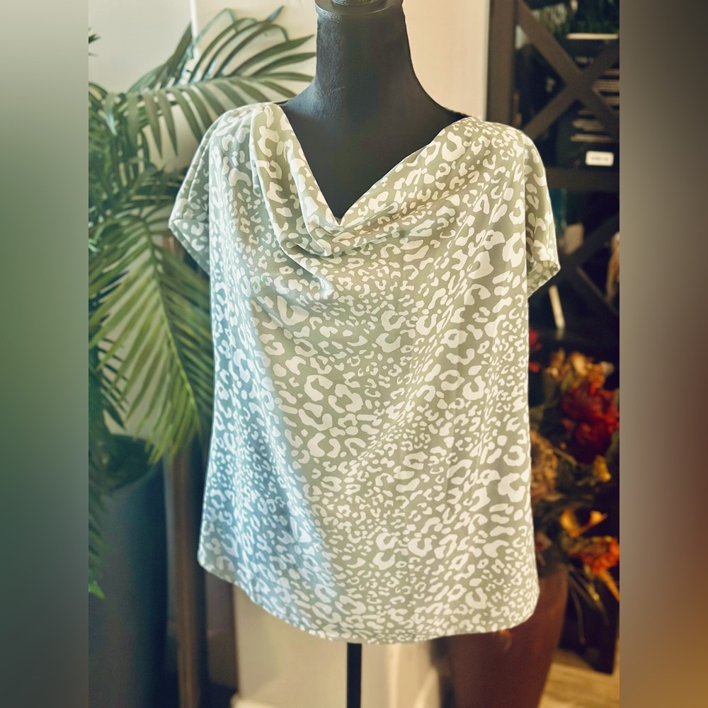 Sage green Leopard Print Women's Top size medium. 100% polyester. Perfect Peach
